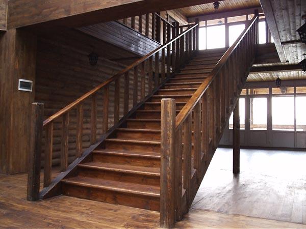 Деревянная лестница – симбиоз высокого стиля и функциональности